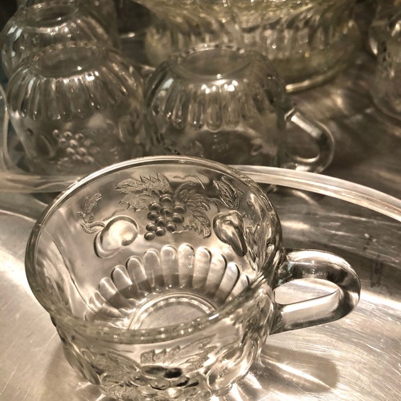 3486 VTG Punch Bowl Large Clear Glass Fruit Pattern  12 Cups 1 Plastic Ladle - Picture 3 of 13